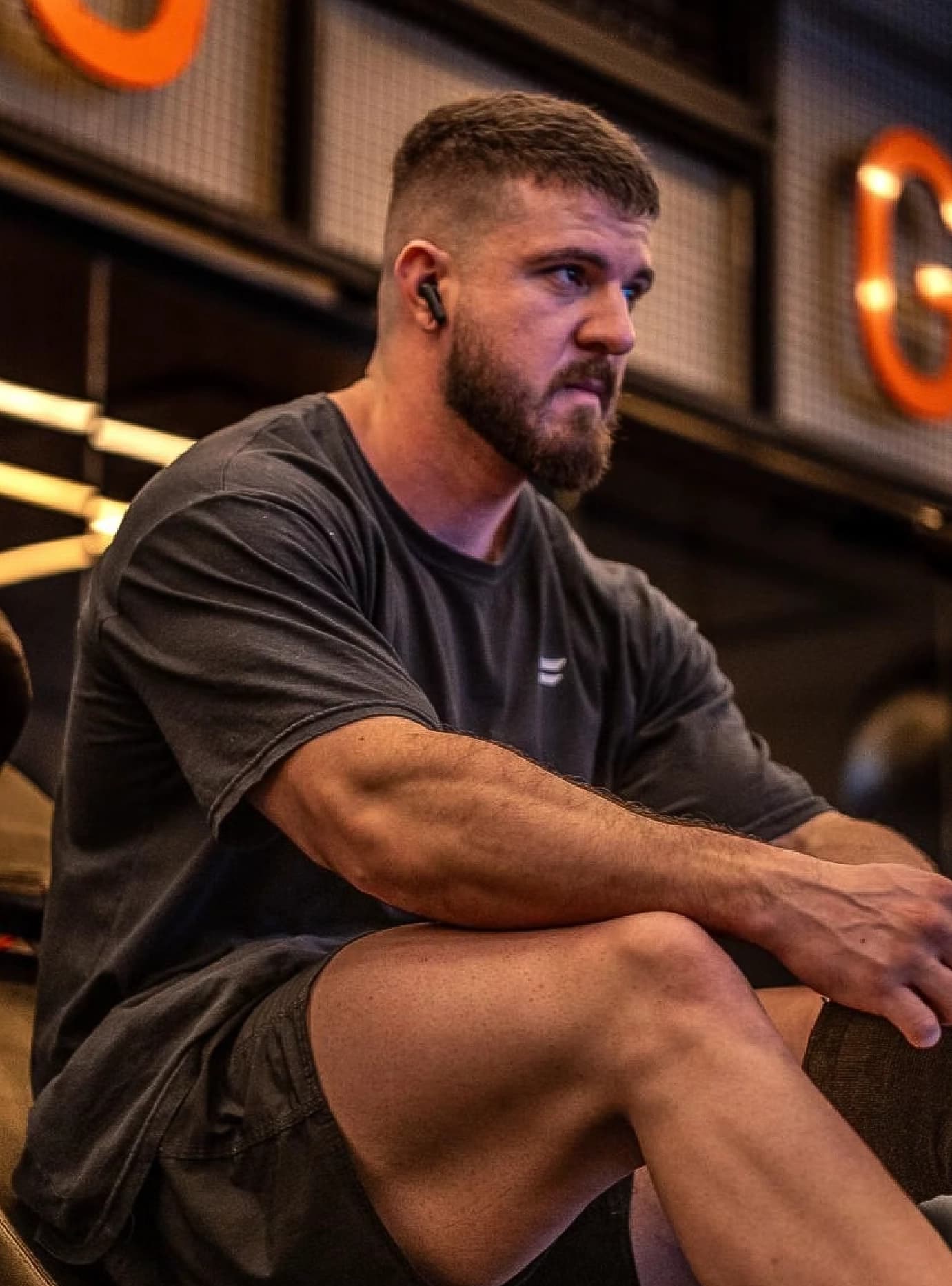 Foto do treinador profissional especializado em fisioterapia, musculação e bodybuilding